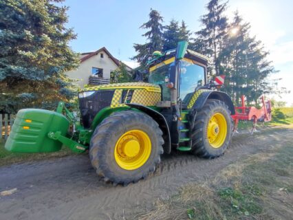 Ciągnik John Deere 7R 310 - wynajem Agrosharing