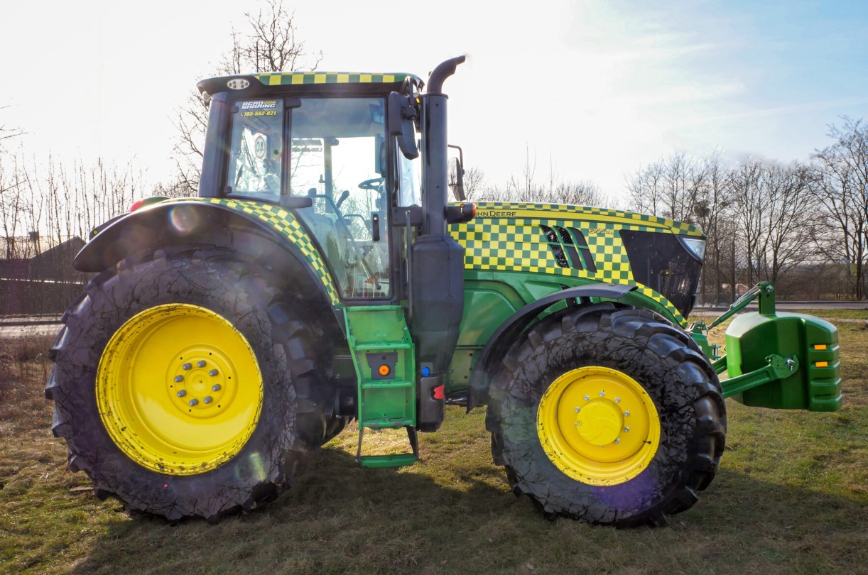 Ciągnik John Deere 6195M dostępny na wynajem w Agrosharing